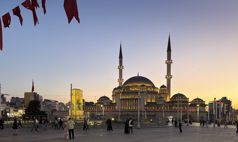 Image of an iconic mosque in Istanbul