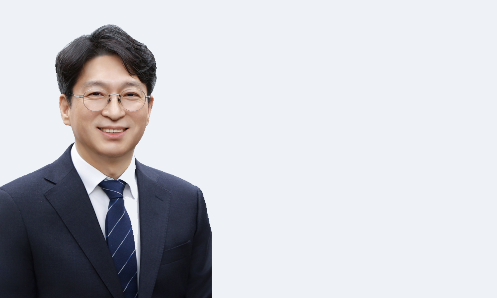 A photograph of Minister Hong Jee-sun 